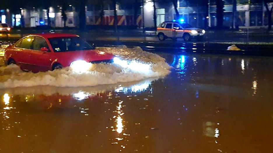 Warszawa. W nocy ul. Grójecka była nieprzejezdna.