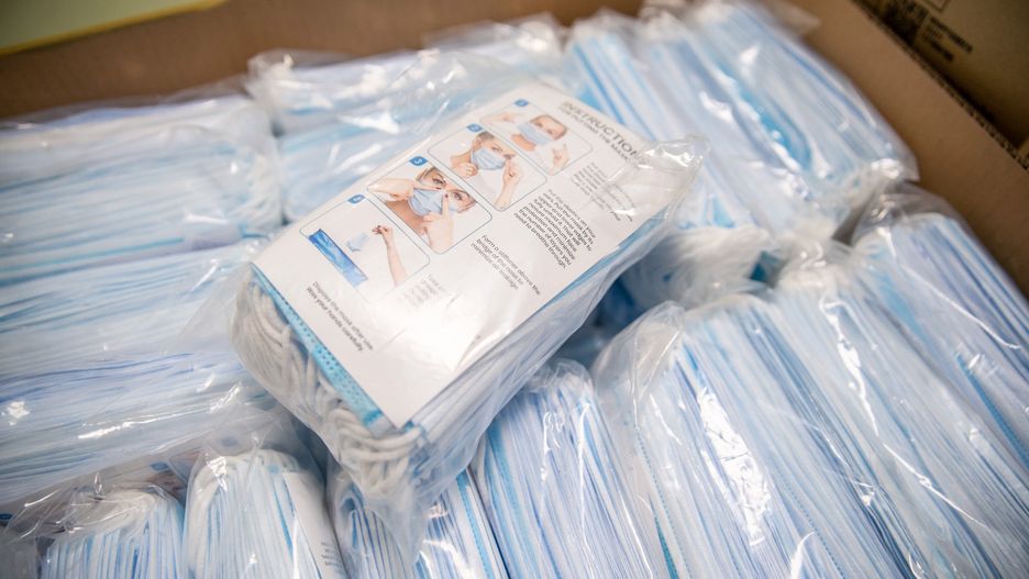 Warszawa. Do szpitali trafią między innymi maseczki, rękawice i kombinezony.