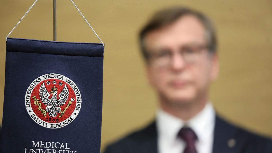 Warszawa. Proporczyk z logiem Warszawskiego Uniwersytetu Medycznego.