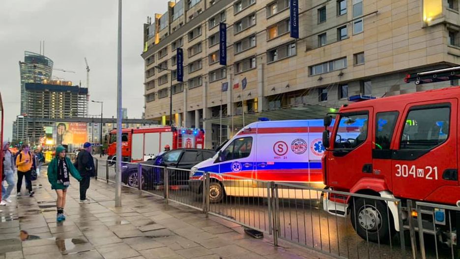 Warszawa. Wypadek na pl. Zawiszy obok przystanku autobusowego