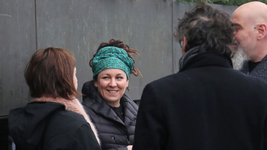 Olga Tokarczuk przed hotelem w Sztokholmie. 10 grudnia br. noblistka odbierze z rąk króla Szwecji Karola XVI Gustawa złoty medal oraz dyplom