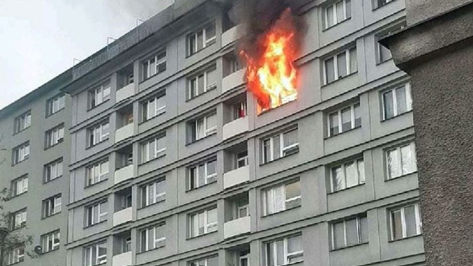 Warszawa. Policja zbiera materiał dowodowy w mieszkaniu na Woli, gdzie środę doszło do pożaru