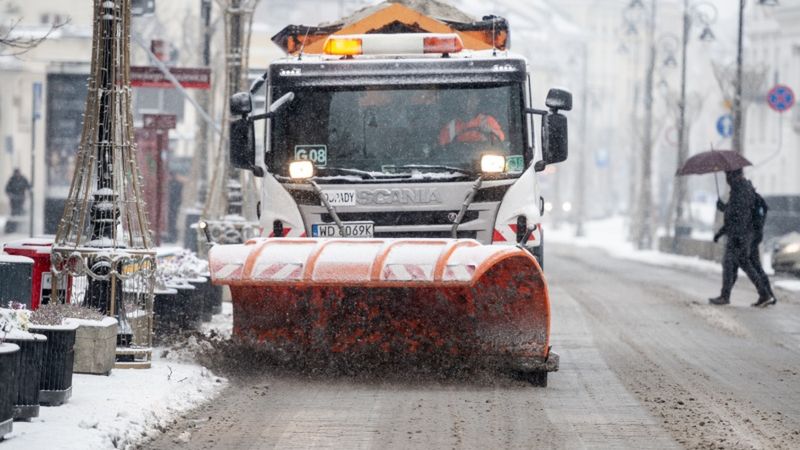W aktualnym sezonie zimowym posypywarki wyjechały na ulice Warszawy tylko 10 razy.