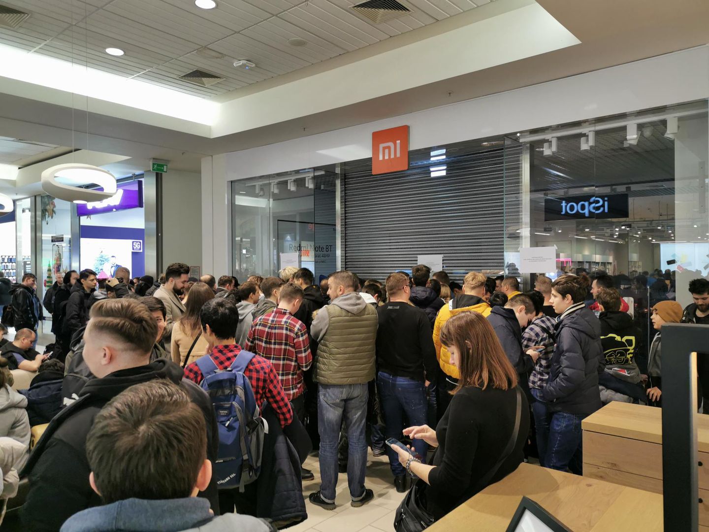 Warszawa. Tłumy w Galerii Mokotów na otwarciu sklepu Xiaomi