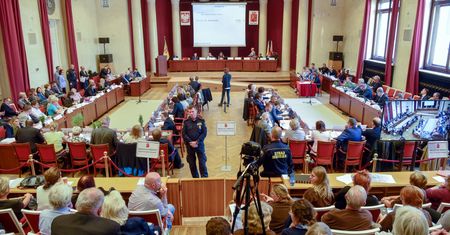 Nowa Rada Warszawy wybrana. Wśród radnych kierowca Kaczyńskiego oraz Monika Jaruzelska
