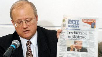 Minister sprawiedliwości Grzegorz Kurczuk z egzemplarzem "Życia Warszawy"