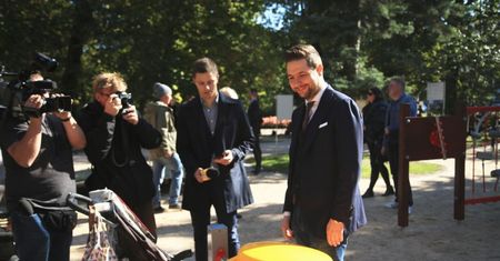 Patryk Jaki na otwarciu placu zabaw integracyjnego