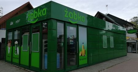 "Modułowe" Żabki wyrastają przy plażach. Konkurencja tylko się przygląda
