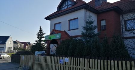 Przy Żabce wyrósł "płotowy labirynt". Bo obok przedszkole. Ale w okolicy jest więcej niespodzianek
