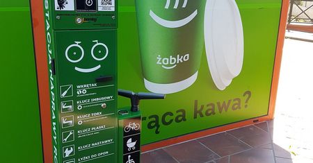 Żabka naprawi rower. Potem ściągnie do sklepu