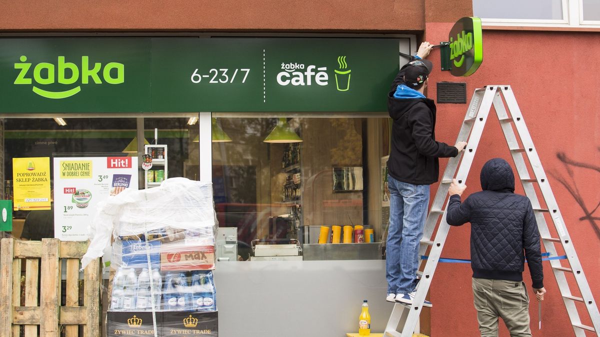 "Status placówki pocztowej nie warunkuje możliwości otwierania sklepów w dni objęte zakazem handlu" - podkreśla Żabka.