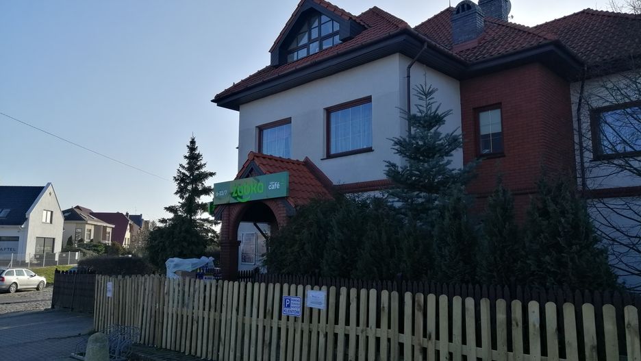 Płot ponoć musiał stanąć dlatego, że ajent Żabki się zmienił. I teraz nowy musi się od nowa starać o koncesję