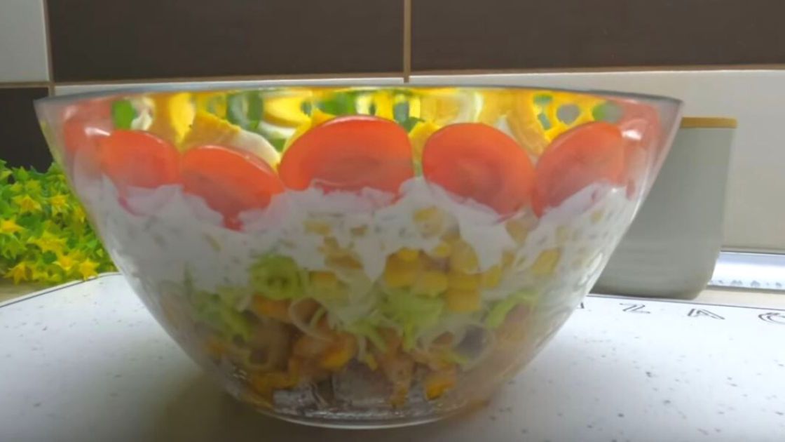 Sałatka milionera- Pyszności/ źródło: kadr z filmu YouTube Palce Lizać