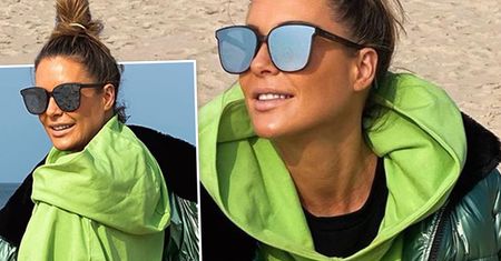 Rozenek pozuje na plaży w ciuchach swojego projektu. Sama śmieje się z tego, jak się ubrała. Porównanie do żaby w punkt