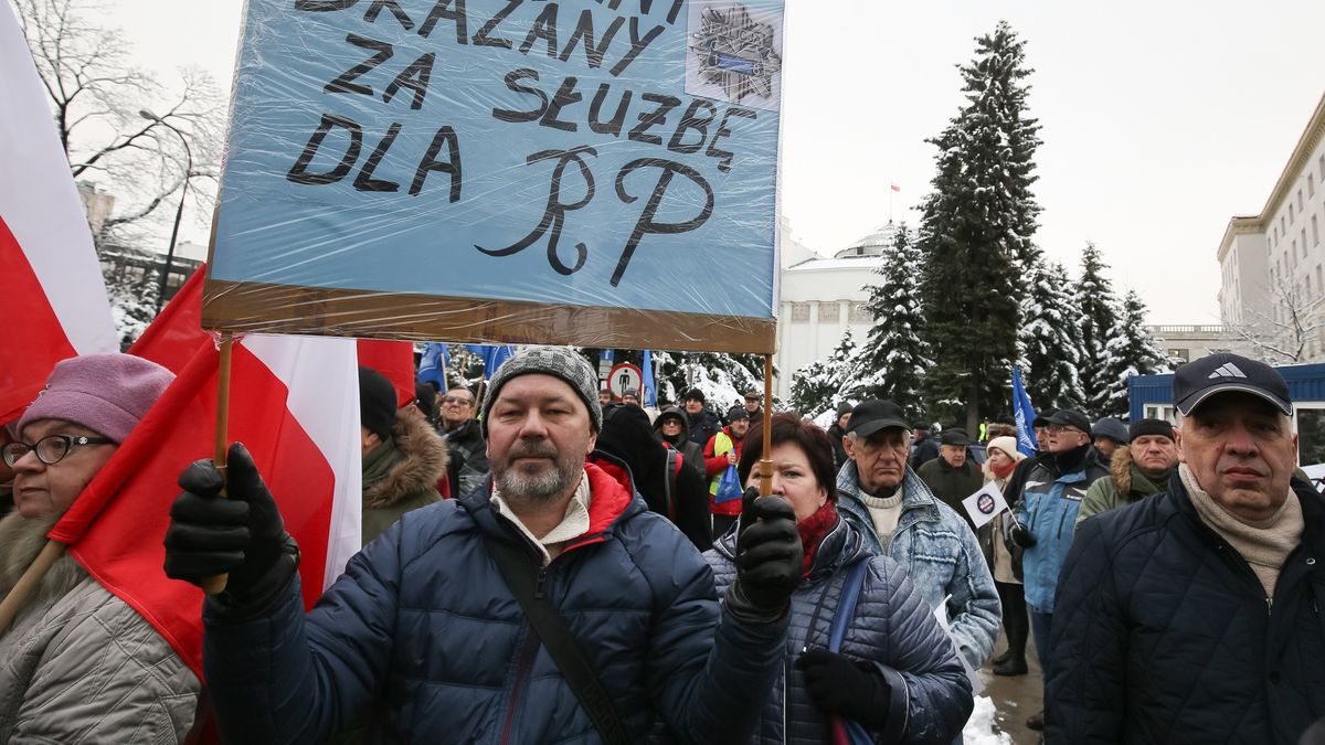 Dezubekizacja. MSWiA przywróciło emerytury trzem funkcjonariuszom 