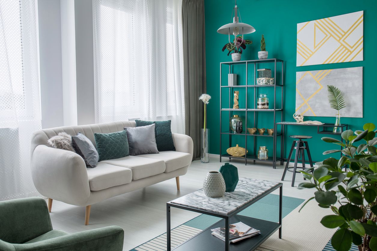 Aranżacja nowoczesnego salonu w bloku jest zazwyczaj inspirowana popularnymi stylami wnętrz: skandynawskim, industrialnym czy glamour