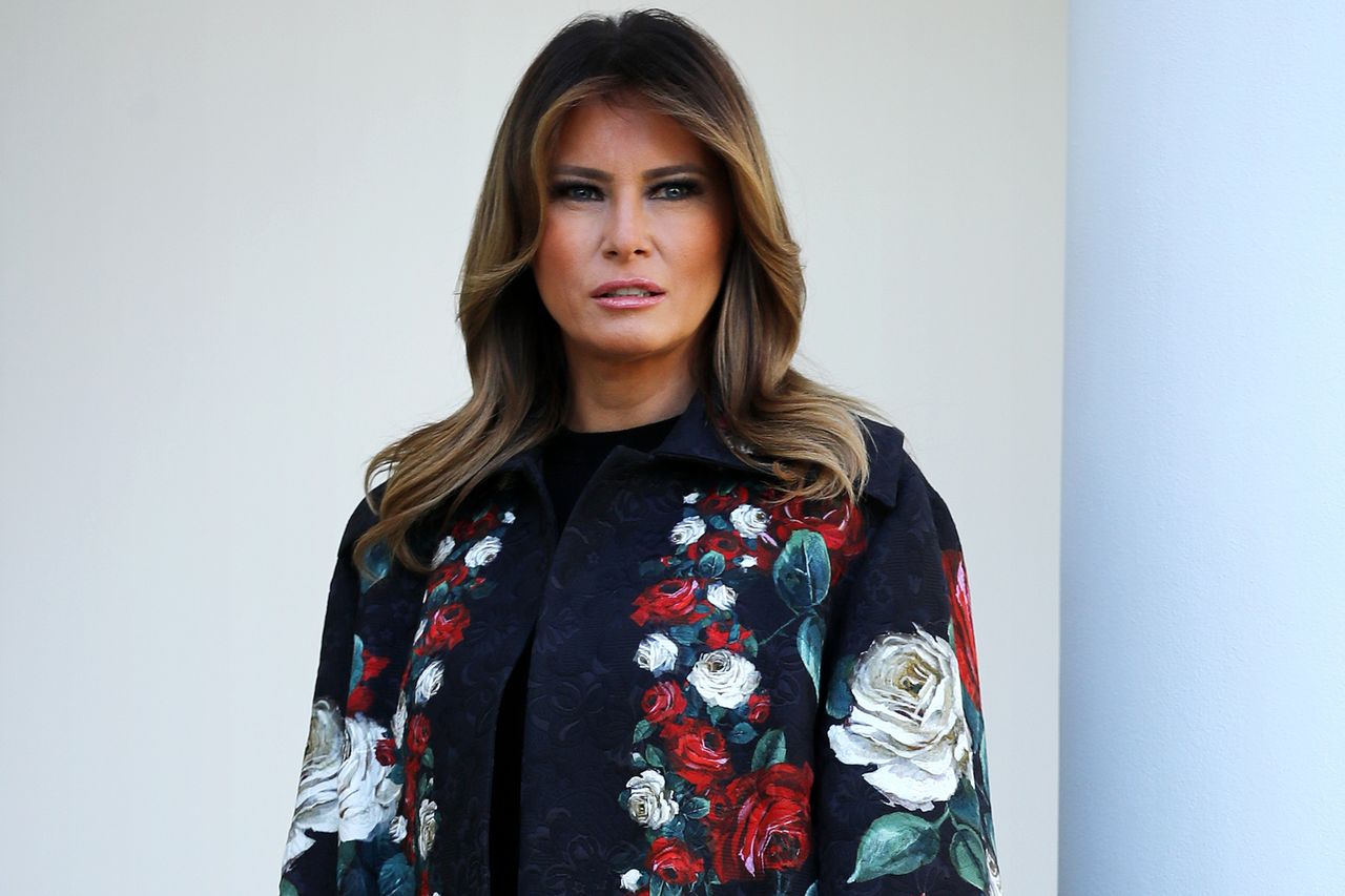 Melania Trump znów w odważnej stylizacji. Fani porównują jej płaszcz do obicia sofy