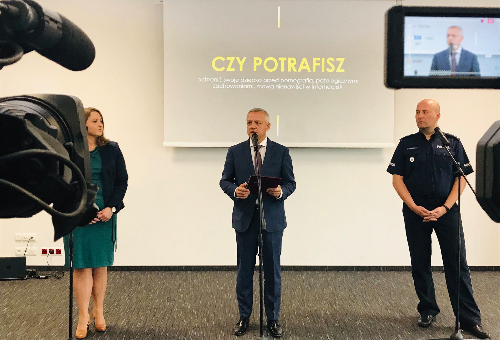 Konferencja na temat zagrożeń czyhających na dzieci w internecie. Od lewej: Martyna Różycka z NASK, minister cyfryzacji Marek Zagórski, Tomasz Pawlicki z Komendy Głównej Policji..