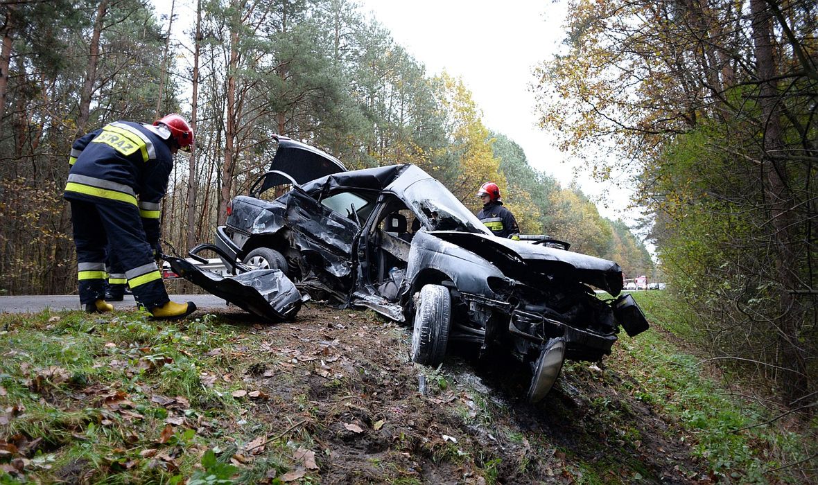 Wypadek na drodze krajowej nr 764 pomiędzy miejscowościami Chańcza i Raków. Na leśnym odcinku drogi Opel Omega czołowo zderzył się z Hondą CR-V. W wypadku zginęły trzy osoby 