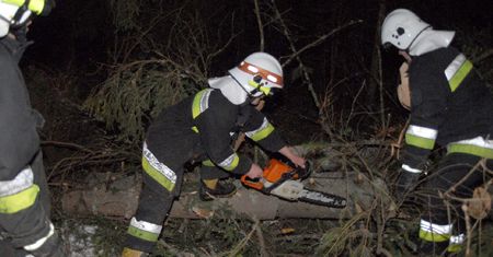 Czerwony alert IMGW. Potężna wichura pustoszy południe Polski