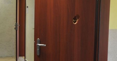Zdenerwował się w urzędzie. Wybił pięścią dziurę w drzwiach