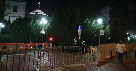 Postawią dwumetrowy płot wokół Sejmu. "Odgrodzą się od wyborców"