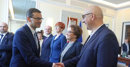 Pensje ministrów niższe niż rok wcześniej. Nawet o 100 tys. zł