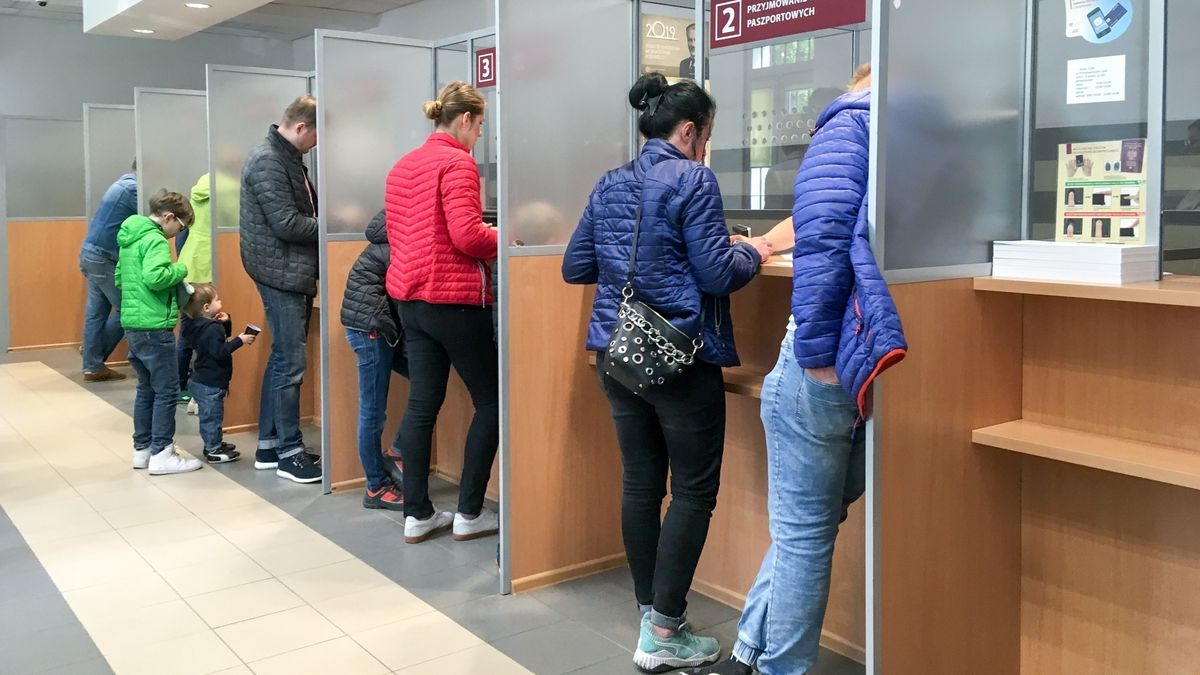 Coraz mniej chętnych do pracy w urzędach