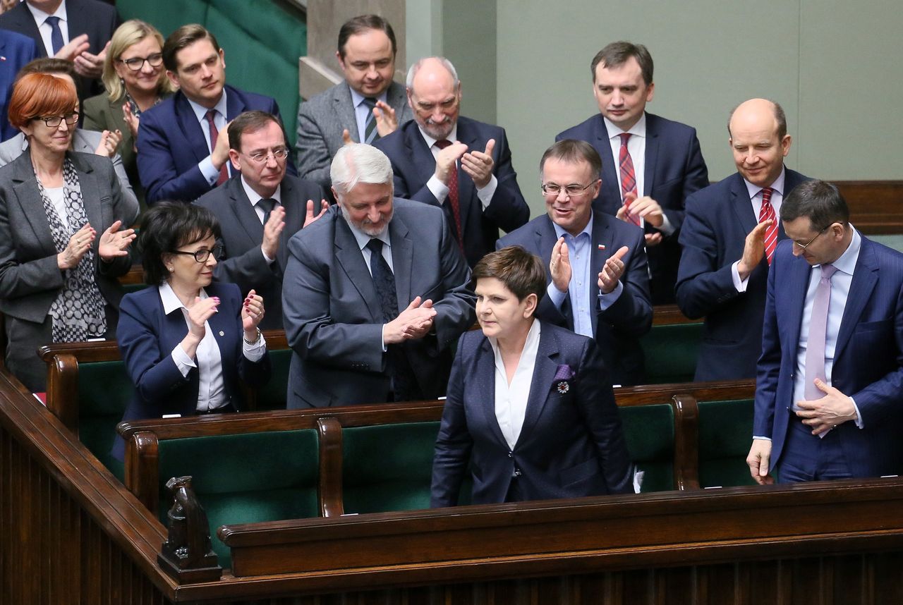 Rząd Beaty Szydło budzi coraz większe emocje. Coraz mniej Polaków jest obojętnych wobec rządu