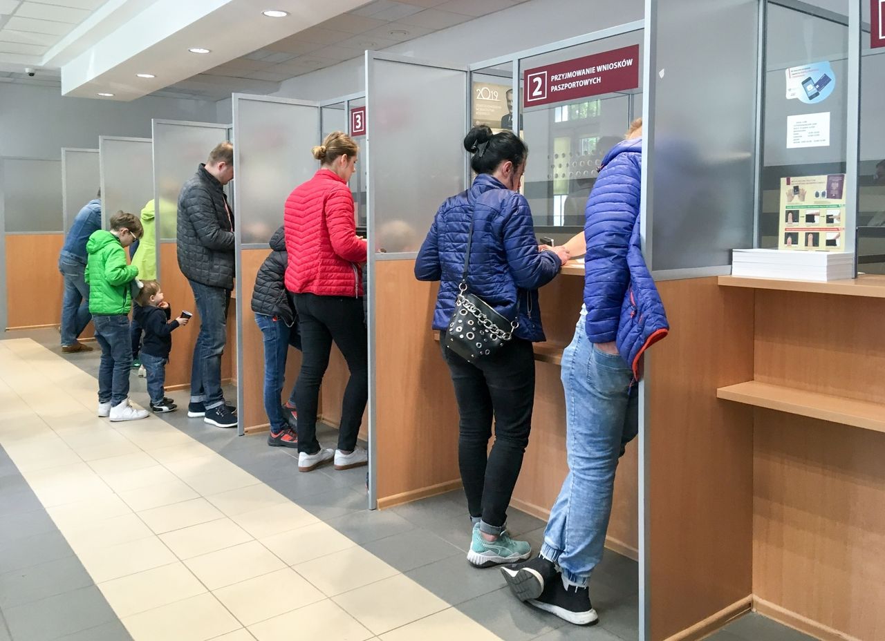 Etat w urzędzie mało kogo kusi. Brakuje chętnych do pracy