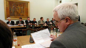 Wiceminister infrastruktury Maciej Leśny podczas spotkania