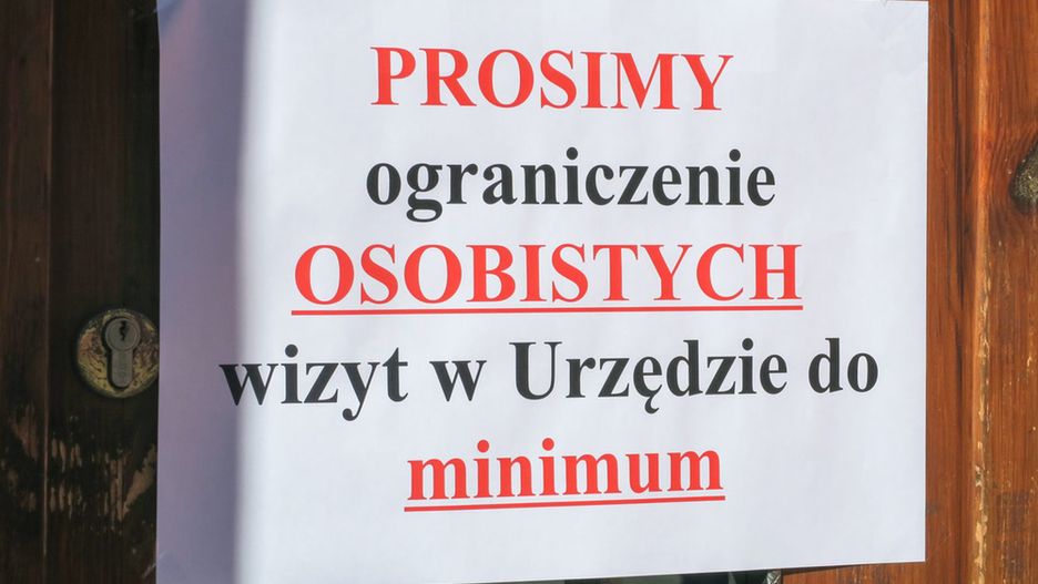 Warszawa. W z związku z koronawirusem wiele urzędów ogranicza swoją działalność.