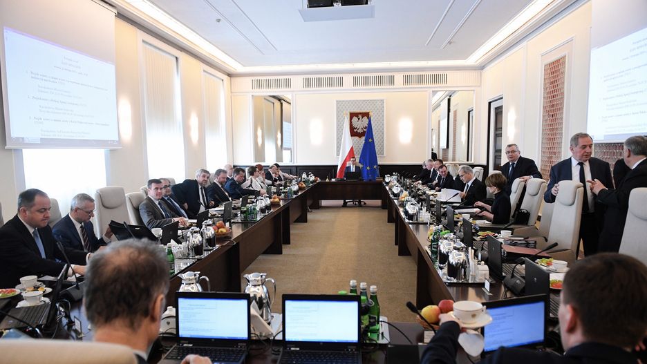 Premier Mateusz Morawiecki i ministrowie przed posiedzeniem rządu