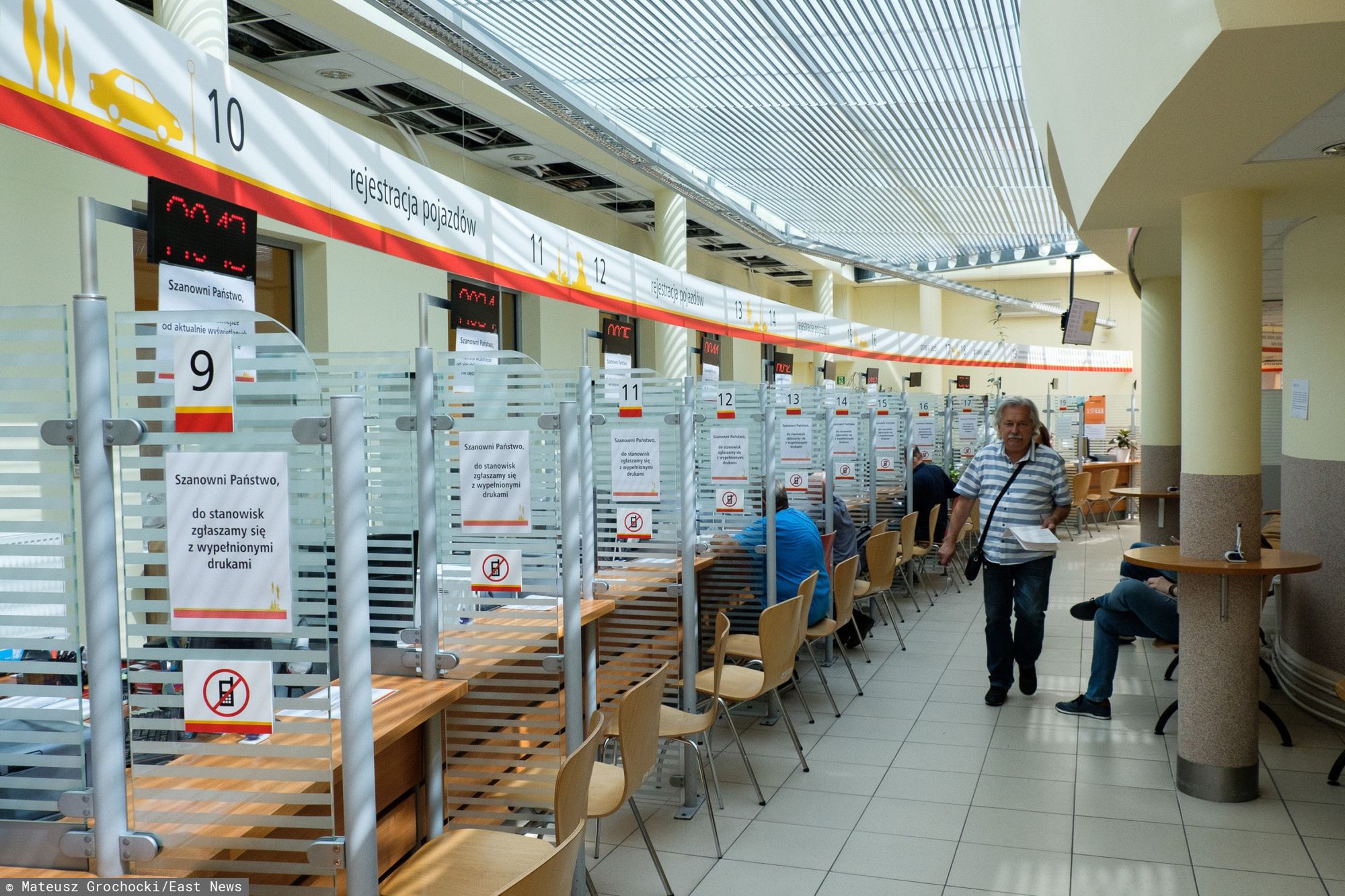 Opłata za zmianę nazwiska, za potwierdzenie obywatelstwa czy za wydanie aktu małżeństwa to tylko przykłady licznych urzędowych opłat.