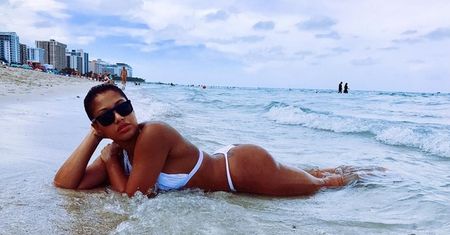Tak odważna dawno nie była. Kazadi pręży się w bikini
