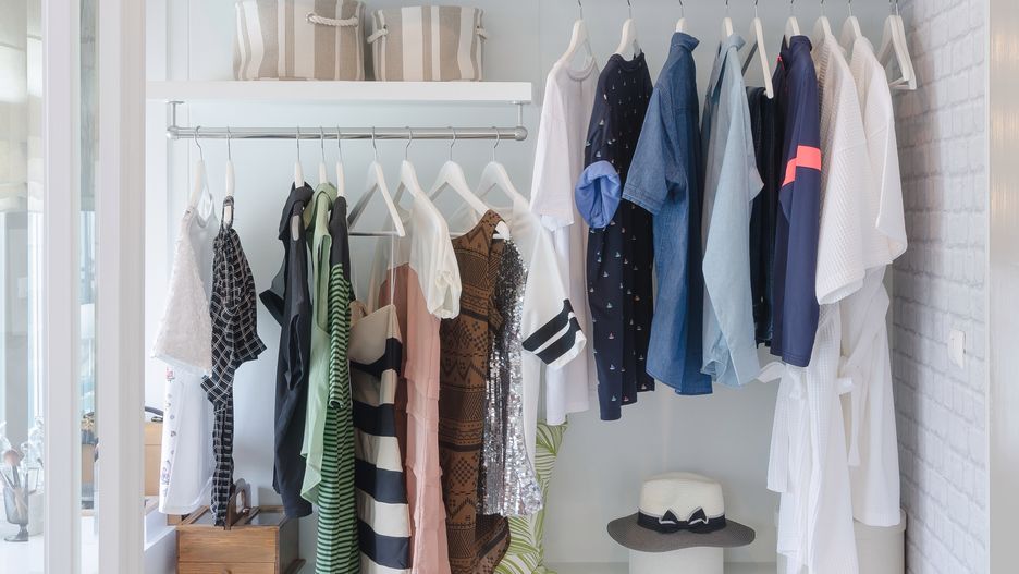 Szafa kapsułowa to świetny sposób na sezonową garderobę.