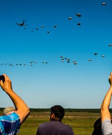 Widowiskowy desant wojsk NATO koło Torunia