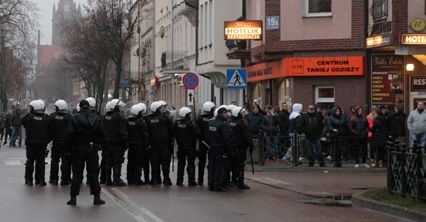 Policja na ulicach Ełku po śmierci 21-latka