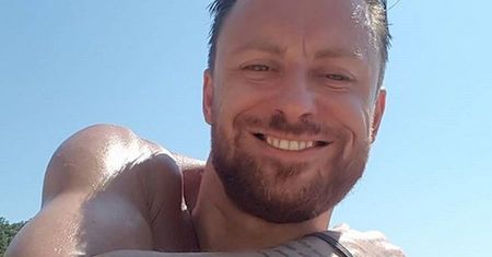 Barwy szczęścia - Adam Szczyszczaj pokazał się nago. "Mała Syrenka"