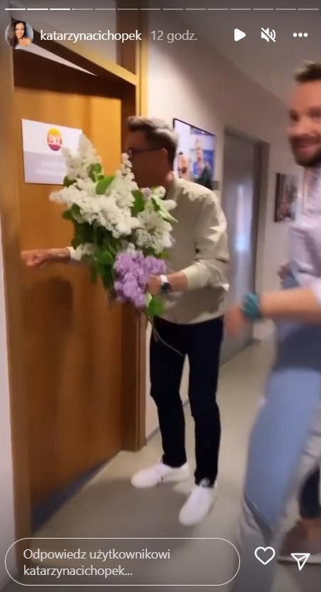 Maciej Kurzajewski z kwiatami