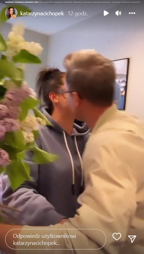 Maciej Kurzajewski z kwiatami