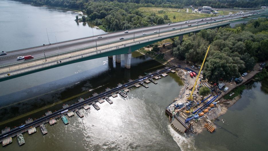 Tymczasowy rurociąg na moście pontonowym przez Wisłę w pobliżu Mostu Północnego w Warszawie