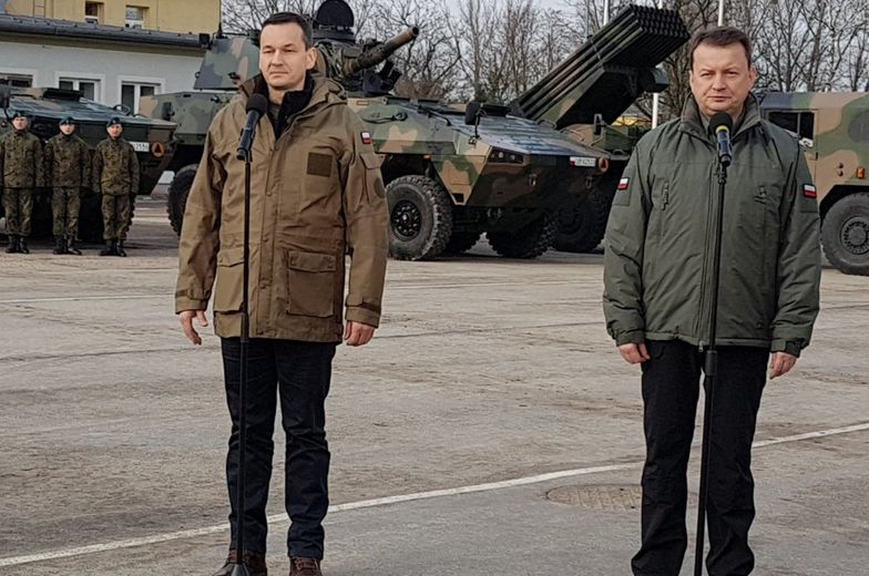 Premier Mateusz Morawiecki i minister obrony Mariusz Błaszczak odwiedzili w niedzielę żołnierzy w bazie w Wesołej.