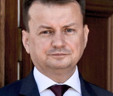 Mariusz Błaszczak inwestuje w pracowników. Chce, by umieli zachować się w towarzystwie