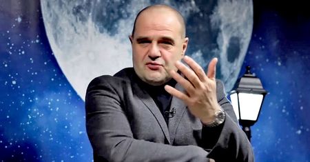 "Pan we mnie kamieniami, a ja w Pana chlebem". Cezary Żak odpiera ataki za udział w "Marszu Wolności"
