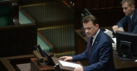 Przyjęto ustawę degradacyjną. Okrzyki w Sejmie: "precz z komuną"