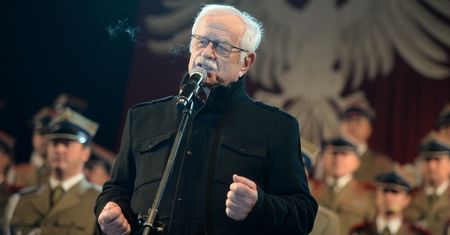 Skargi do KRRiTV na jubileuszowy koncert Pietrzaka. Marcin Wolski przesadził z żartami z uchodźców?