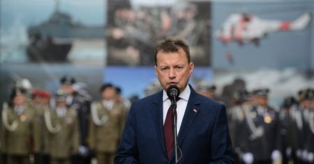Błaszczak obawia się, że zaproszenie Adamowicza to "zagrywka". Ale je przyjmuje
