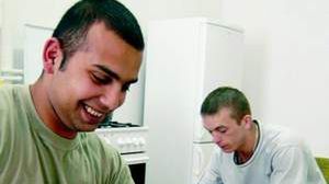 18-letni Sławek kroi w hostelowej kuchni boczek na żurek