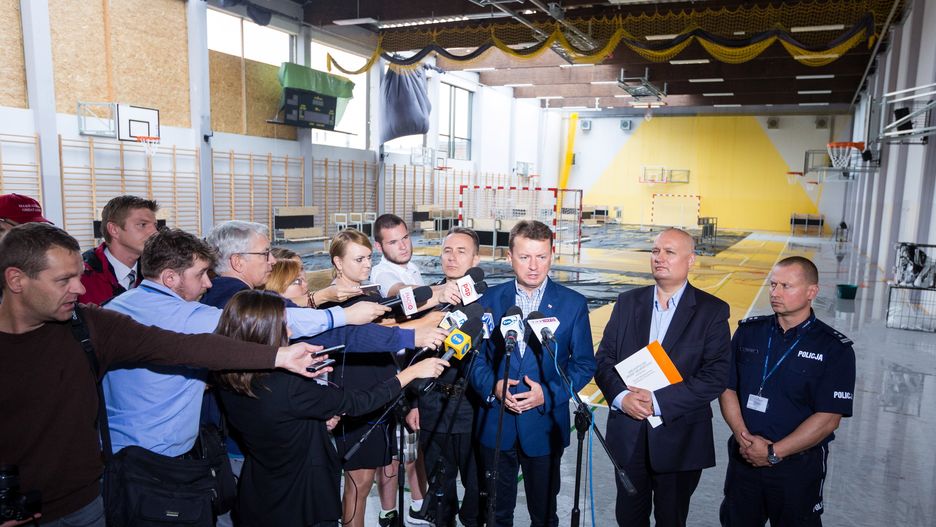Konferencja Mariusza Błaszczaka w zniszczonej hali sportowej w Gnieźnie